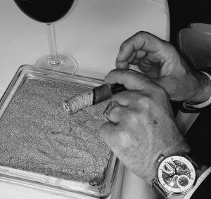 Persona fumando un puro premium Doble M